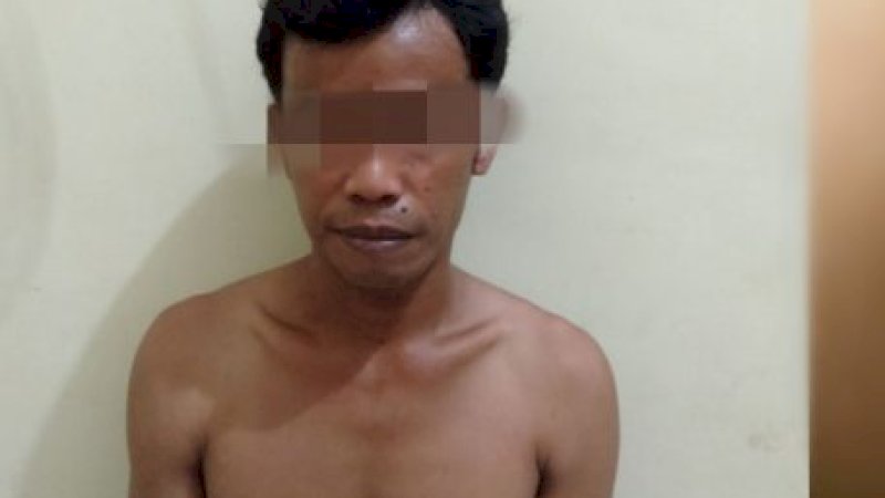 Pelaku IW saat diamankan polisi. Ist