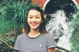 Mahasiswi Cantik Ini Berbalik Ambil Handuk, Ketika Kamera iPhone Muncul dari Bawah Pintu