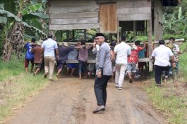 Hendak Melayat, Husler Singgah Lihat Warganya Gotong Royong Angkat Rumah