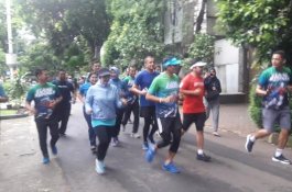 Didampingi Sang Istri, Sandiaga Mulai Lari Sore Setelah Pulih