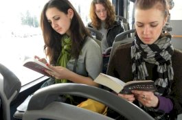 Baca Buku di Mobil Bikin Pusing, Ini Alasannya