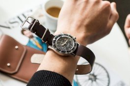 Mengapa Banyak Orang Pakai Arloji di Tangan Kiri?