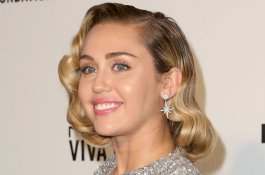 Miley Cyrus dan Emily Ratajkowski Rayakan Paskah Dengan Foto Seksi