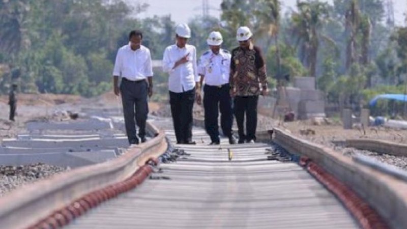 Presiden Joko Widodo saat meninjau proyek kereta api Trans Sulawesi beberapa waktu lalu.