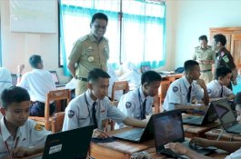 Bupati Barru Pantau UN SD dan SMP, Beri Motivasi Pada Siswa