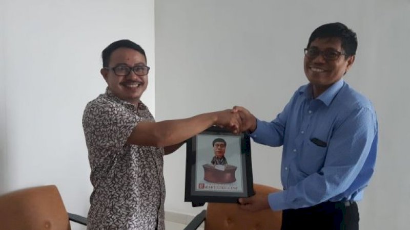 Direktur Rakyatku.com, Subhan Yusuf bersama Direktur Program Pascasarjana Universitas Atma Jaya Makassar, Dr Fransiskus Randa. SE.,M.Si.,Ak.,CA.