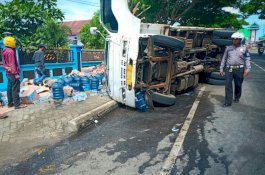 Mobil Truk Terguling di Jalan Poros Jeneponto-Bantaeng