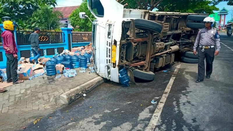 Mobil Truk Terguling di Jalan Poros Jeneponto-Bantaeng