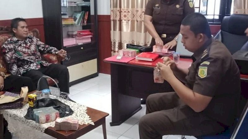 Mantan Sekda Bantaeng, Abdul Gani, terdakwa perkara tindak pidana korupsi menyerahkan uang titipan guna pembayaran uang pengganti sebagai bentuk pengembalian kerugian keuangan negara di Kejaksaan Negeri Bantaeng, Selasa (23/4/2019).