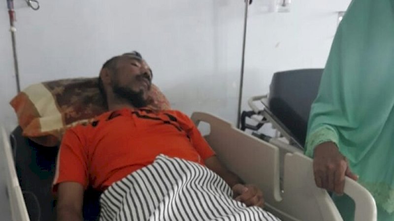 Salah satu petugas PPS Kecamatan Binamu, Jamal, menjalani perawatan medis di rumah rakit.