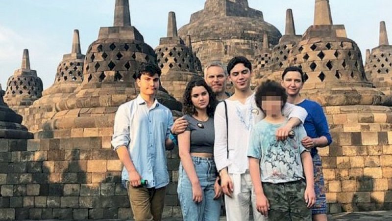 Dari kiri ke kanan Daniel dan Amelie yang meninggal dalam ledakan kedua, dengan ayah Matthew Linsey, kakak lelaki David dan ibu Angeline - di Candi Borobudur Indonesia