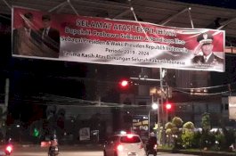 Spanduk Ucapan Selamat Prabowo-Sandiaga Bertebaran di Makassar