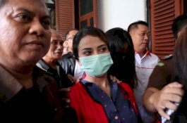 Jaksa Bacakan Chat ke Siska, Vanessa Angel Tahan Tangis Sambil Buang Muka 