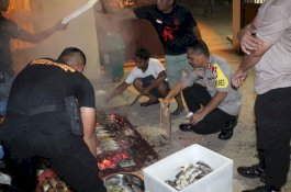 Ramah Tamah Bareng BKO Brimob, Kapolres Gowa Bakar-Bakar Ikan
