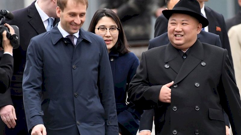 Pemimpin Korea Utara Kim Jong Un tiba di stasiun kereta api di Vladivostok pada 24 April (AFP)