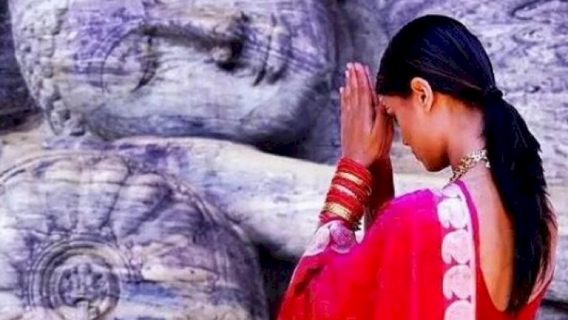 Salah seorang warga Sri Lanka melakukan ritual penyembahan. Sekitar 70 persen warga Sri Lanka penganut Buddha Hinayana.