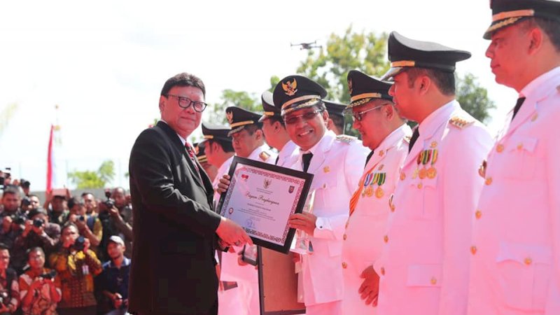 Wali Kota Makassar, M Ramdhan Pomanto saat menerima penghargaan dari Menteri Dalam Negeri Tjahjo Kumolo. Foto: IST