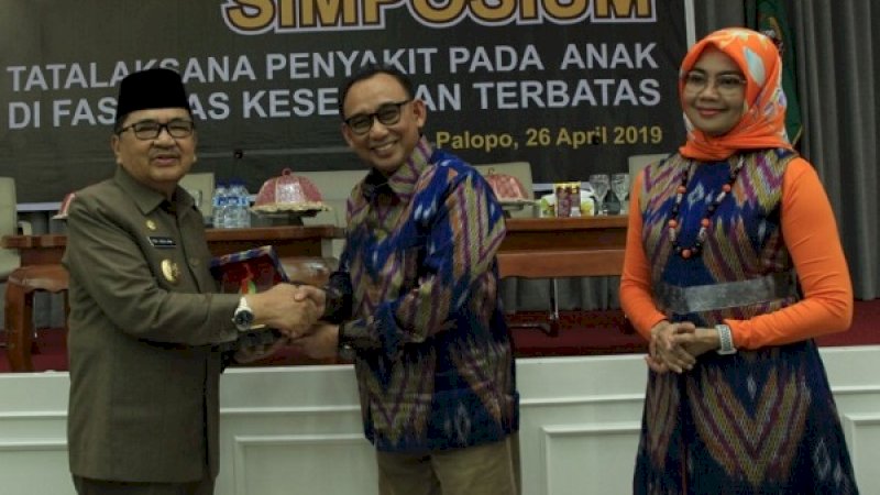 Wali Kota Palopo, HM Judas Amir (kiri) memberikan cendera mata kepada Ketua IDAI, Prof. Dr. dr. H. Dasril Daud, Sp.A.