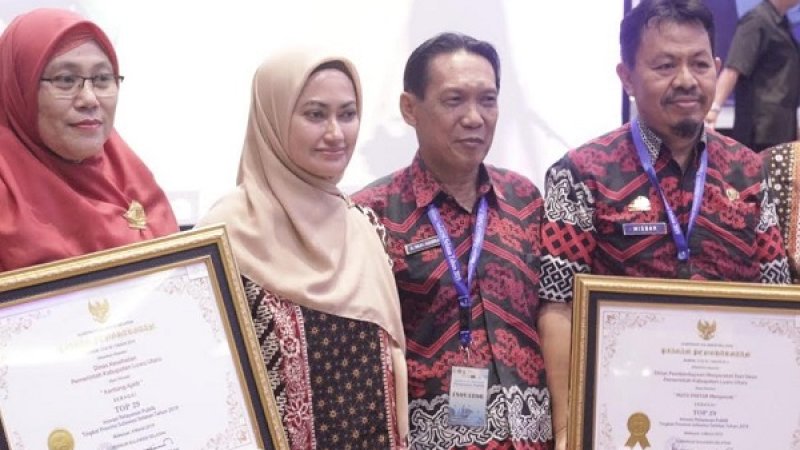 Bupati Luwu Utara, Indah Putri Indriani (kedua kiri) mendampingi stafnya menerima penghargaan inovasi yang diserahkan Wagub Sulsel.