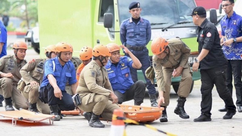 Suasana simulasi penanganan gempa memperingati Hari Kesiapsiagaan Bencana (HKB) di Gowa.
