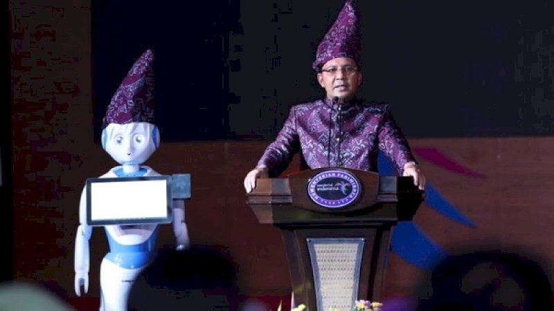 Didampingi robot, Danny Pomanto memberi sambutan pada peluncuran South Sulawesi Calender of Event Wonderful 2019 yang berlangsung di Gedung Sapta Pesona Kementerian Pariwisata, Jl. Merdeka Barat, Jakarta, Jumat (26/4/2019).