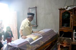 Melayat Warganya yang Meninggal, Bupati Lutim Sampaikan Belasungkawa