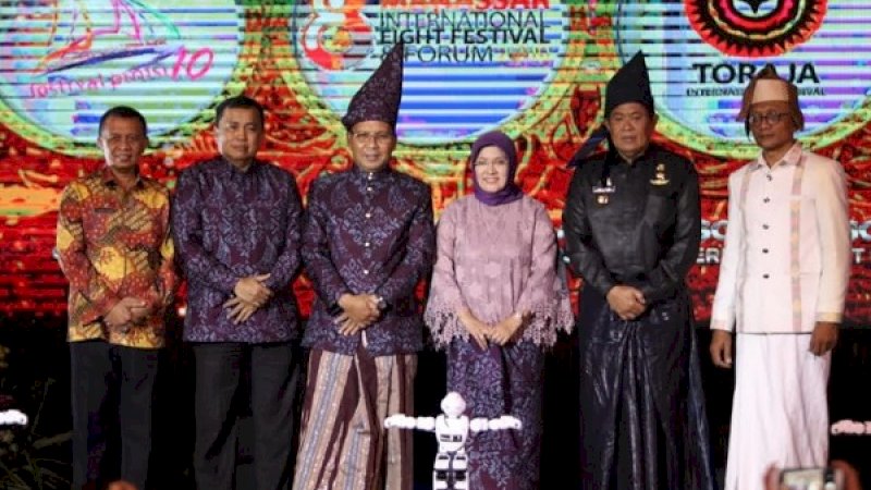 Wali Kota Makassar, Moh Ramdhan Pomanto (ketiga dari kiri), Bupati Bulukumba, Sukri Sappewali (kedua kanan) dan bupati Tana Toraja, Kalatiku Paembonan (kanan).