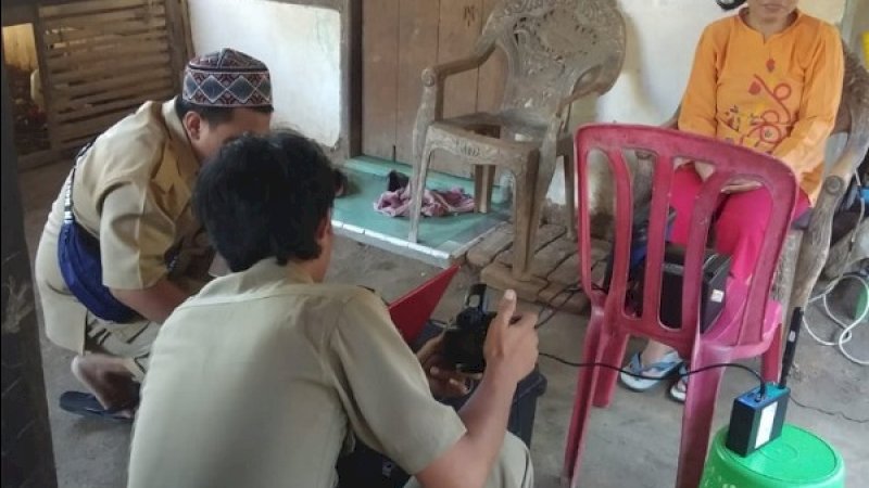 JEMPUT BOLA. Perekaman mobile dan online di rumah warga, kegiatan ini merupakan salah satu langkah Disudkcapil Kota Parepare menuju go digital. (Sumber: Disdukcapil Kota Parepare)