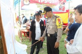 Dengan Tongkat Komando, Kapolres Gowa Teliti Nama Pemilih di TPS PSU