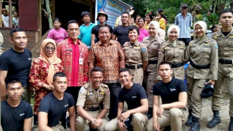 Rektor IPDN Pusat, Prof Dr Murtir Jeddawi (ketiga dari kiri), memantau peserta PKL IPDN di Toraja Utara.