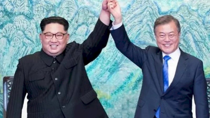 Kim Jong Un (kiri) dan Presiden Korea Selatan Moon Jae-in mengadakan pertemuan pertama mereka pada 27 April 2018 (AFP)