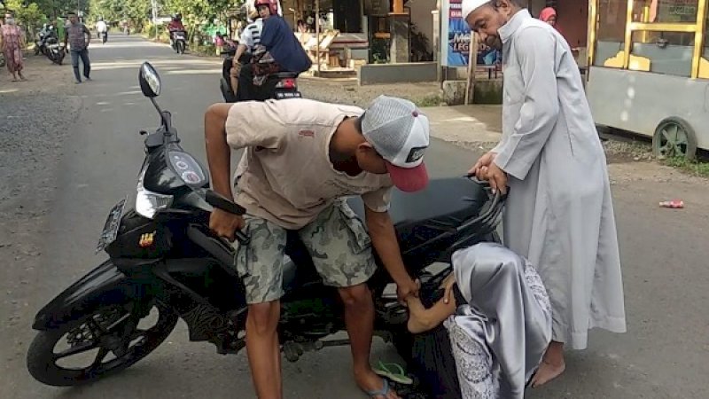 Hajrah terjatuh setelah ujung dres-nya terlilit gir.