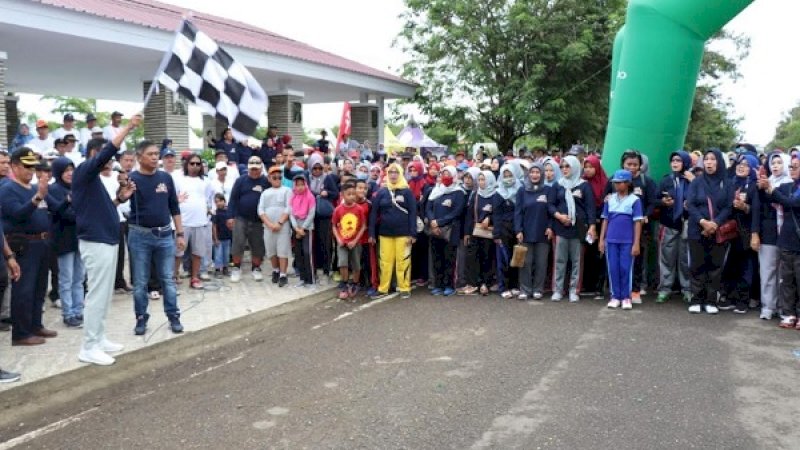 Suardi Saleh saat melepas peserta jalan santai dalam rangka Hardiknas.