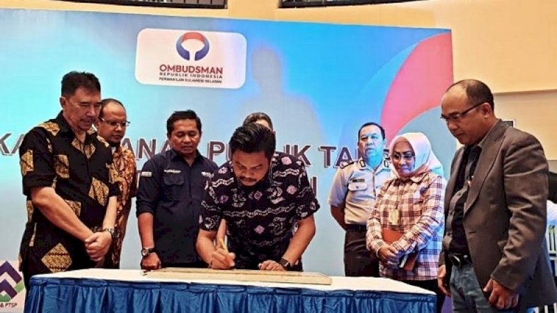 Kepala DPM PTSP Kota Makassar, Firman Hamid Pagarra, menandatangani prasasti Pekan Pelayanan Publik bersama Ombudsman RI dan pihak terkait.