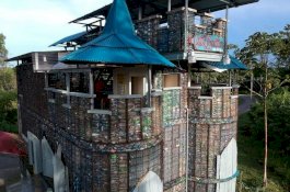Unik! Di Desa Ini Bangunannya Terbuat dari Botol Plastik