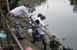 Menuju Laut Makassar Zero Sampah 2021, Lantamal VI Bersih-bersih Sampah Kanal
