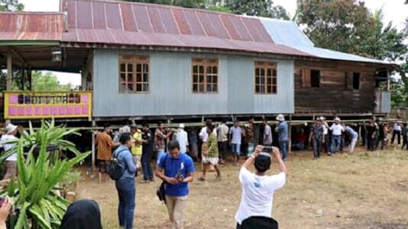 gotong royong Marakka Bola di Dusun Maddo, Desa Tellumpanua, Kecamatan Tanete Rilau, Minggu (28/4/2019).