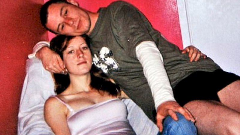 Joanna Dennehy pada 2004 bersama John Treanor. John akhirnya meninggalkan dia setelah dia menusukkan pisau ke karpet di rumah mereka.