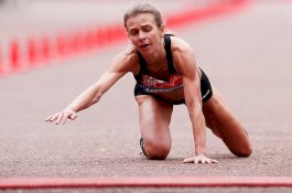 Video Momen Pelari Maraton Inggris Ambruk dan Merangkak ke Garis Finis