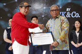 Bupati Adnan Raih Penghargaan dari MarksPlus Inc