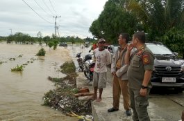 Kunjungi Korban Banjir, Wabup Luwu Timur Imbau Masyarakat Tetap Waspada