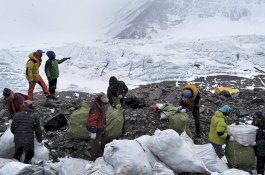 Pendaki Punguti 3000 Kg Sampah di Gunung Everest