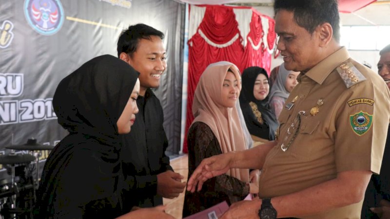 Bupati Barru Harap Siswa Tetap Lanjutkan Pendidikan Usai Lulus SMA
