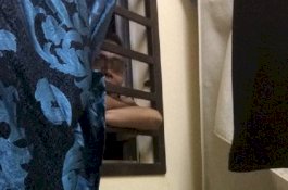 Pria Ini Suap Tetangganya dengan Ayam Goreng, Agar Dibukakan Pintu