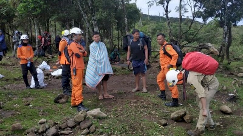 Dua pendaki yang sempat hilang (pakai sarung dan berbaju hitam), ditemukan Tim SAR Gabungan.