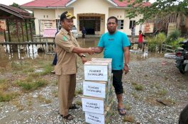 Pemdes Bawalipu Serahkan Bantuan Bagi Korban Banjir di Lutim