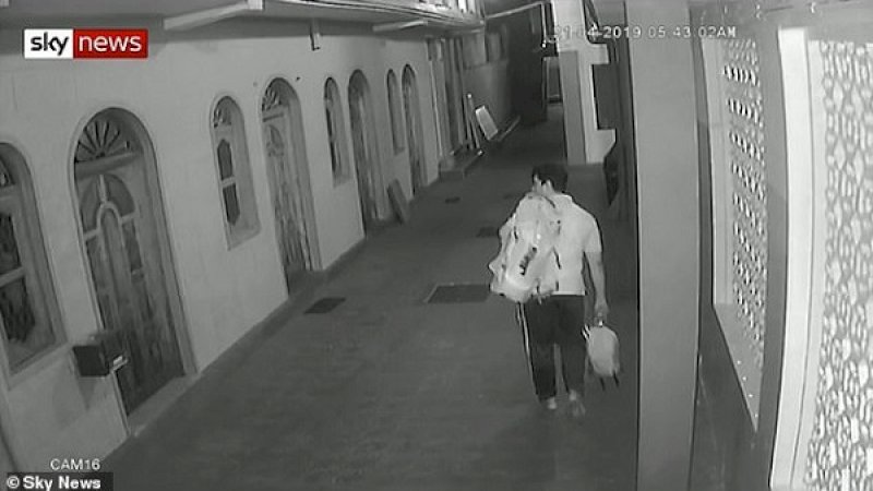 Potongan rekaman CCTV menunjukkan Azar sedang berjalan menuju masjid.