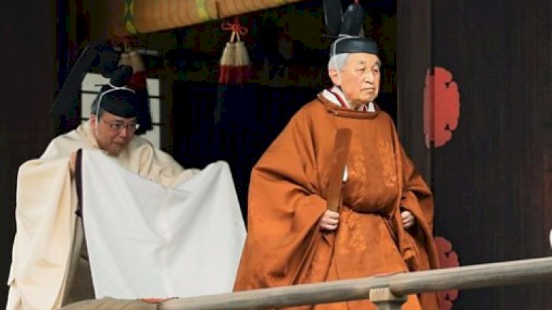 Kaisar Akihito mengenakan jubah cokelat keemasan dan topi baja hitam selama ritual turun tahta