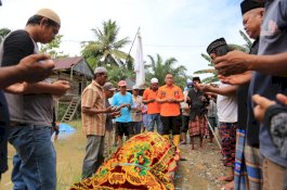 Wabup Lutim Evakuasi Jenazah Warga di Lokasi Banjir