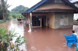 Terjebak Banjir di Rumahnya, Polisi Luwu Timur Diselamatkan Warga